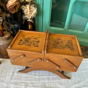 Travailleuse de table en bois avec gravures décoratives
