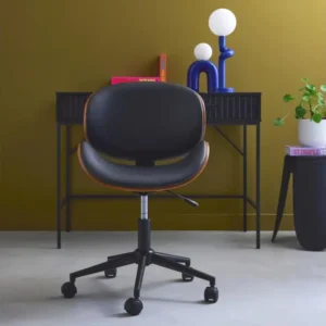Chaise de bureau à roulettes bois courbé avec placage effet noyer et assise noire pour un espace de travail ordonné