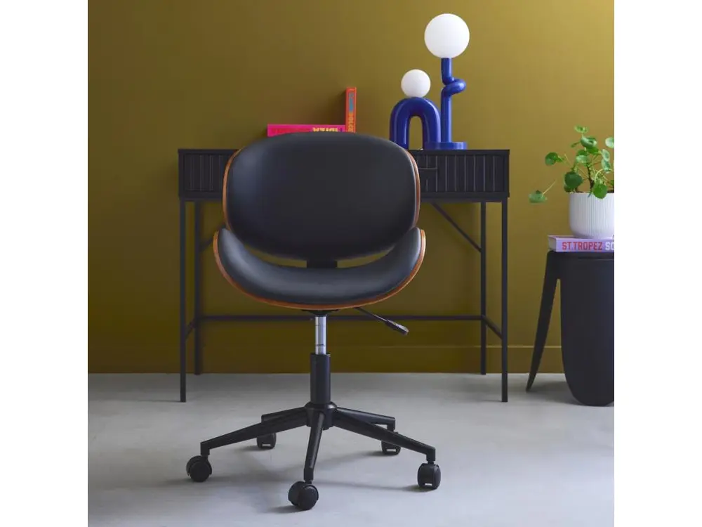 Chaise de bureau à roulettes bois courbé avec placage effet noyer et assise noire pour un espace de travail ordonné