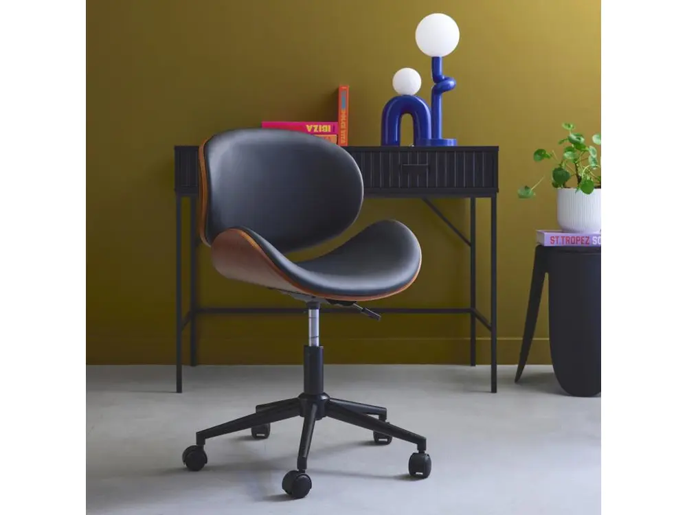 Chaise de bureau à roulettes bois courbé avec placage effet noyer et assise noire pour un espace de travail ordonné