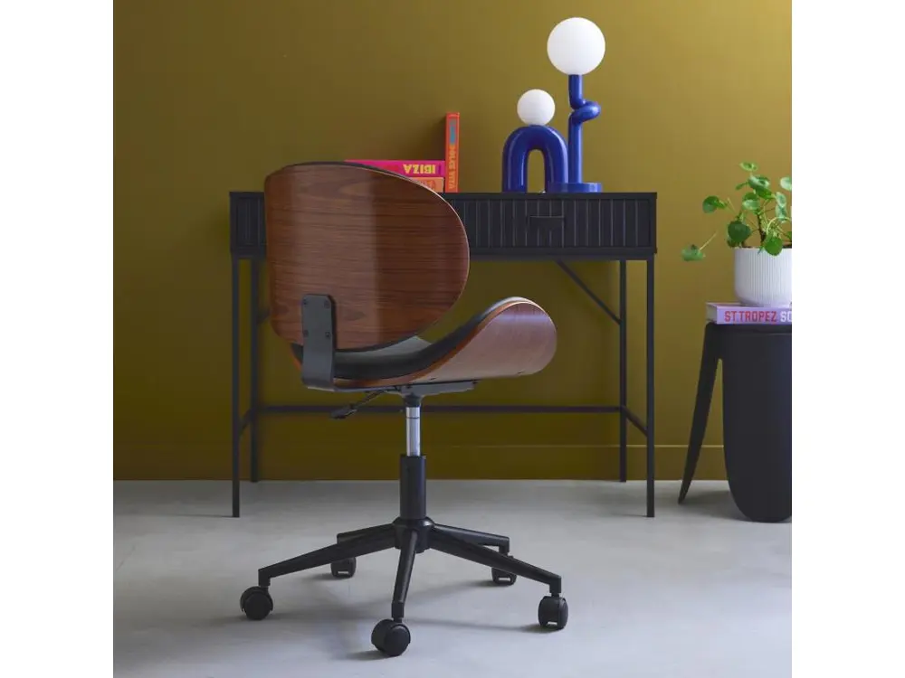 Chaise de bureau à roulettes bois courbé avec placage effet noyer et assise noire pour un espace de travail ordonné