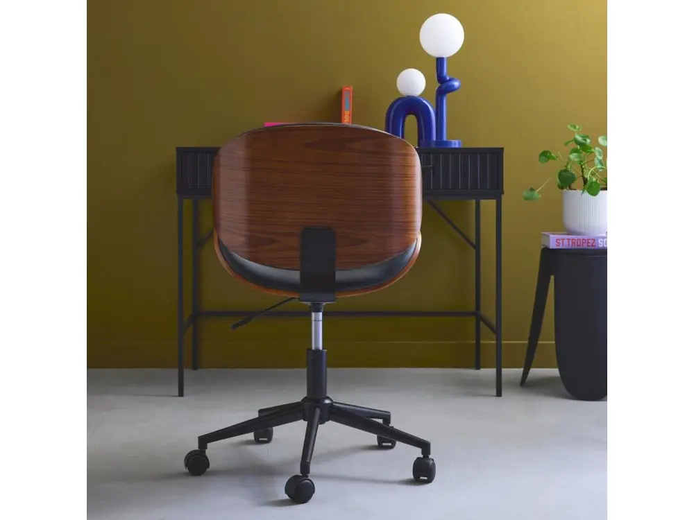 Chaise de bureau à roulettes bois courbé avec placage effet noyer et assise noire pour un espace de travail ordonné