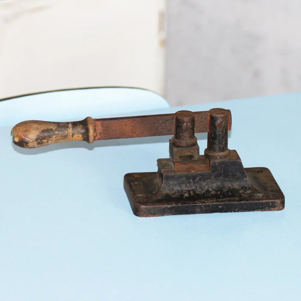 Ancienne presse en fonte à perforer les timbres (chiffre 1) - L'Appareil Contrôleur, 44 rue Chanzy à Paris