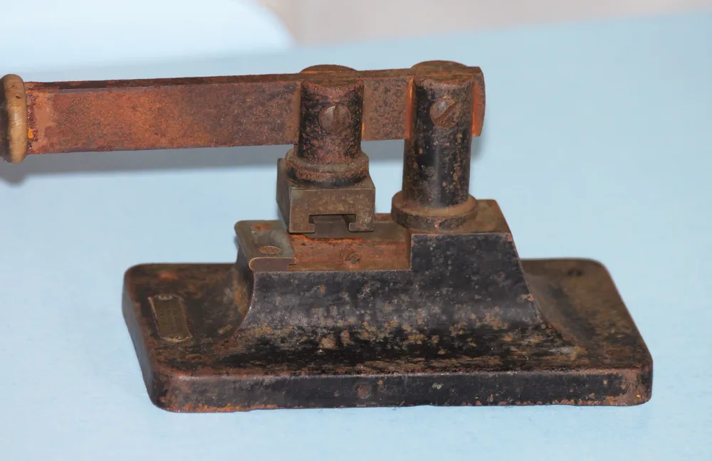 Ancienne presse en fonte à perforer les timbres (chiffre 1) - L'Appareil Contrôleur, 44 rue Chanzy à Paris