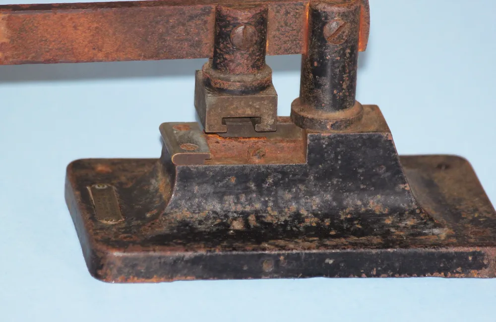 Ancienne presse en fonte à perforer les timbres (chiffre 1) - L'Appareil Contrôleur, 44 rue Chanzy à Paris