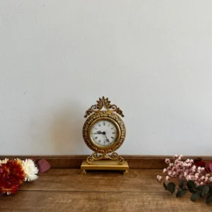 Horloge à poser en laiton avec fronton et ornement