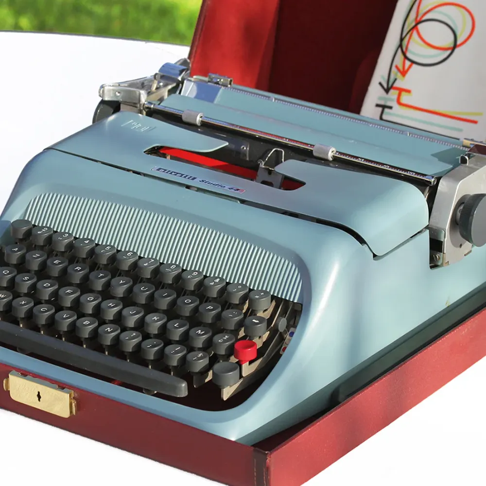 Machine à écrire vintage Olivetti modèle Studio 44 Ivré bleu acier