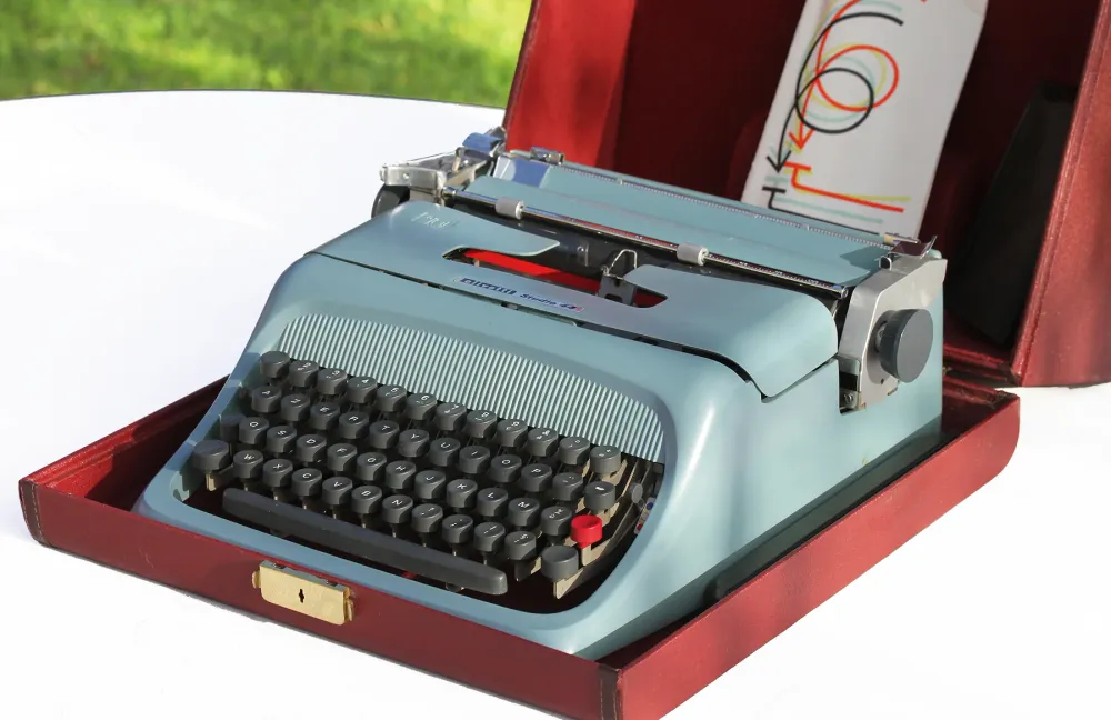 Machine à écrire vintage Olivetti modèle Studio 44 Ivré bleu acier
