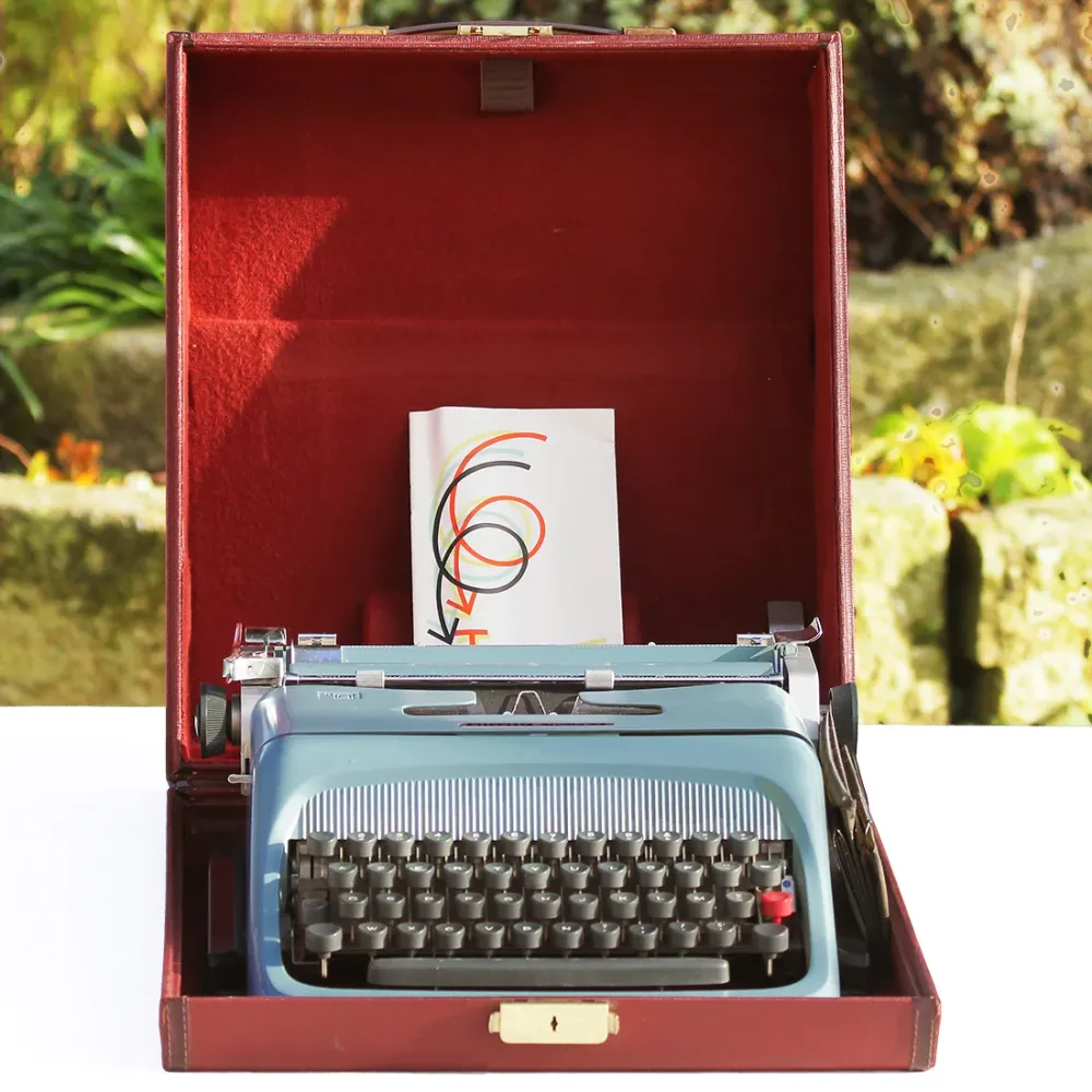 Machine à écrire vintage Olivetti modèle Studio 44 Ivré bleu acier