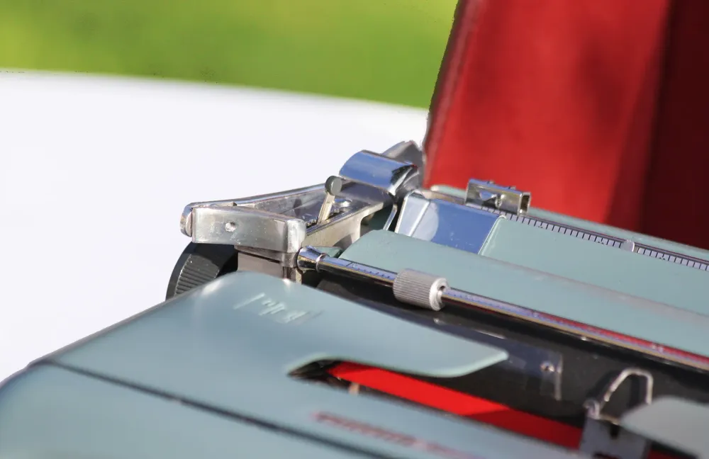 Machine à écrire vintage Olivetti modèle Studio 44 Ivré bleu acier