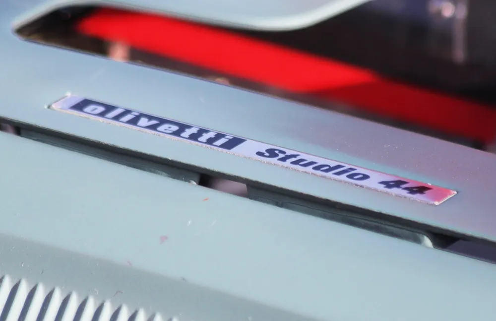 Machine à écrire vintage Olivetti modèle Studio 44 Ivré bleu acier