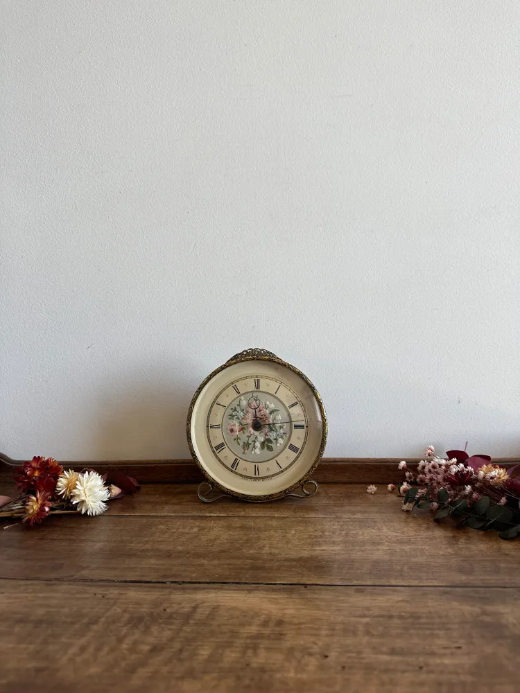 Réveil matin made England broderie au centre