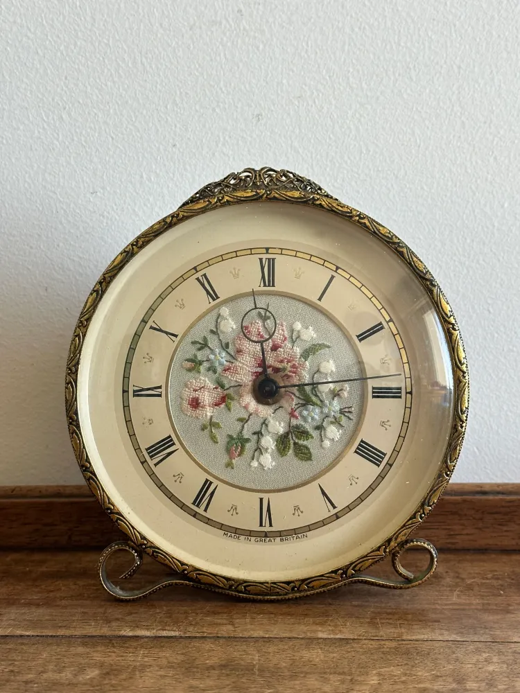 Réveil matin made England broderie au centre