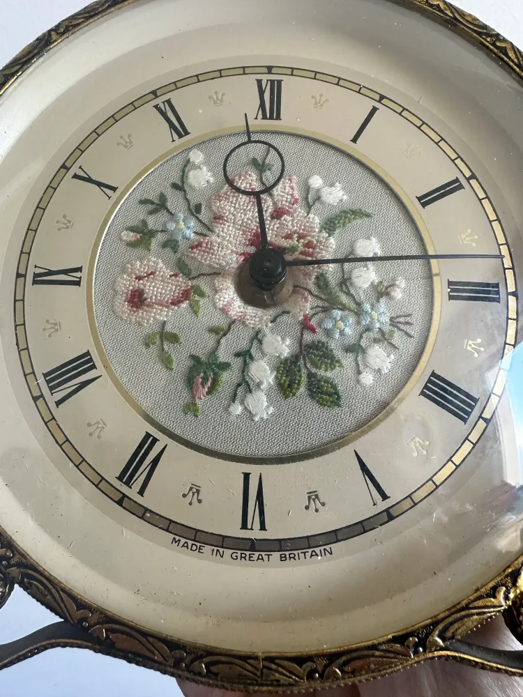 Réveil matin made England broderie au centre