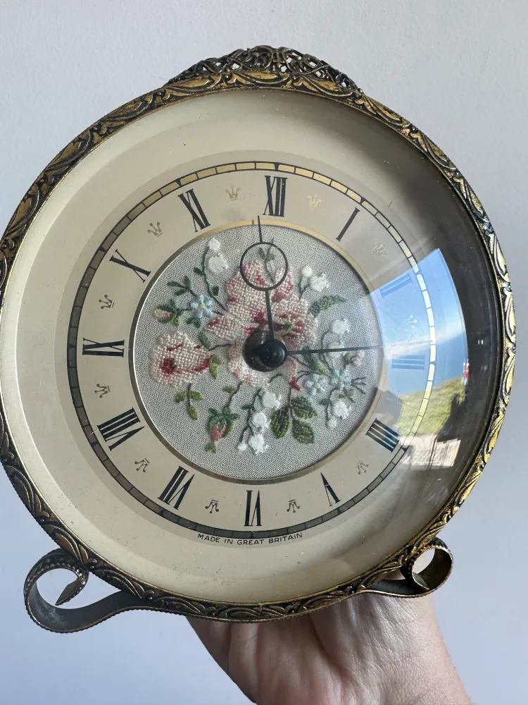 Réveil matin made England broderie au centre