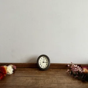Réveil matin sur pied ovale en laiton