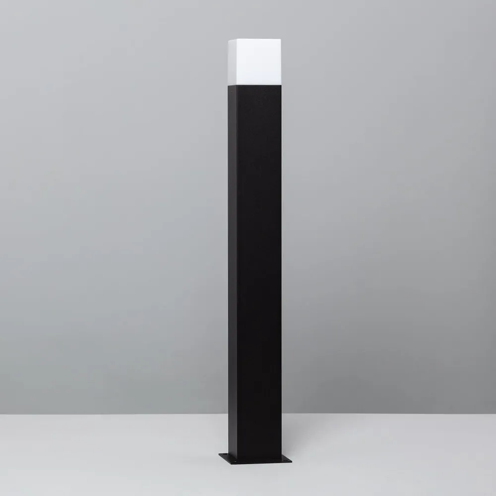 Luminaire extérieur noir 74cm sur pied avec prise Schuko, modèle Augusta Format poche pratique