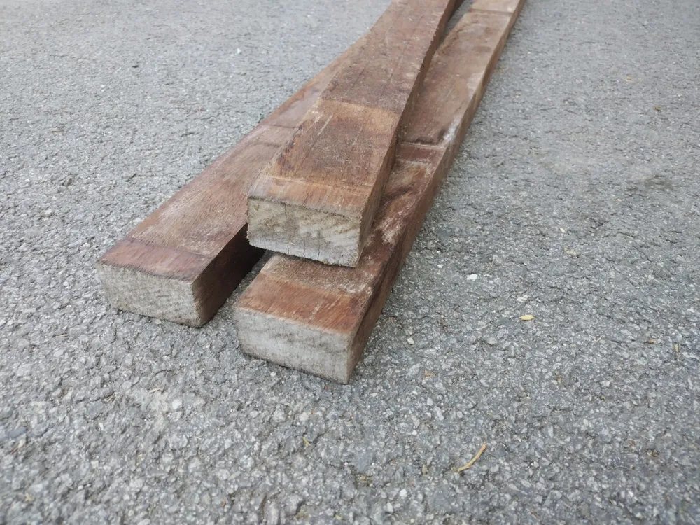 Lambourde bois exo Iroko classe 4 - 38x70 - L=2,00m pour Maternelle