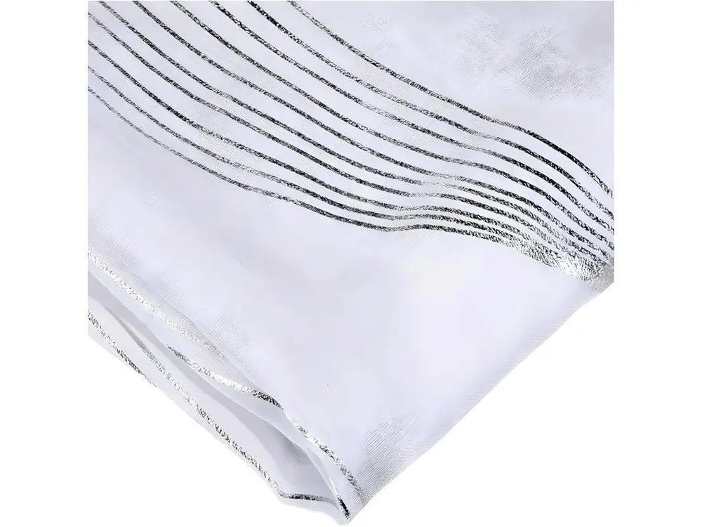 Un panneau de voilage blanc avec motif argenté 240 x 135 cm