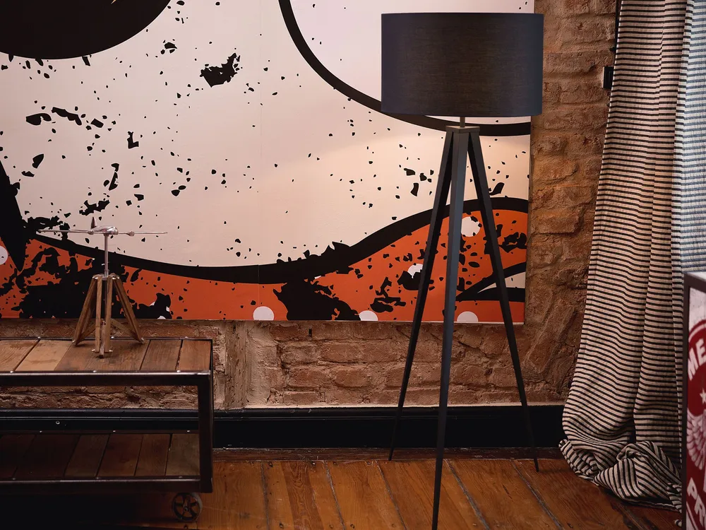 Tripod Floor Lamp Noir jais STILETTO