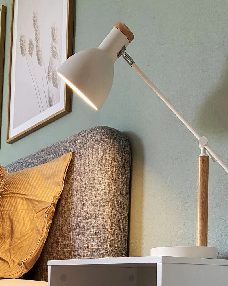 Lampe de bureau blanc en bois et en métal PECKOS avec 4 patins en caoutchouc