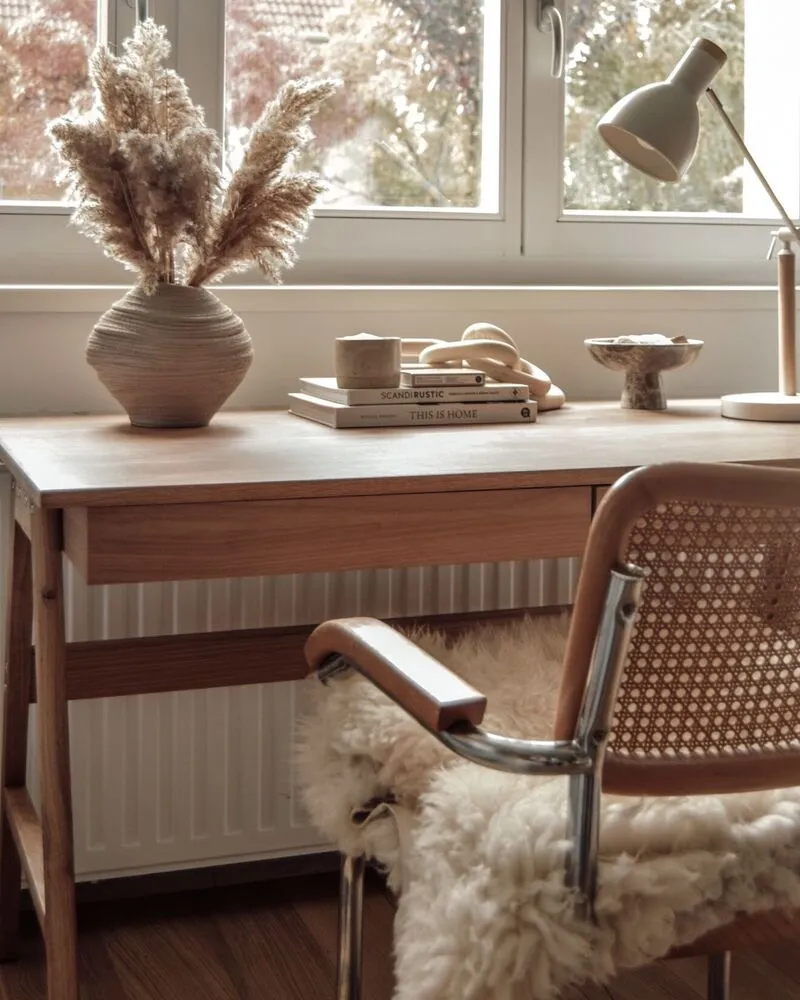 Lampe de bureau blanc en bois et en métal PECKOS avec 4 patins en caoutchouc