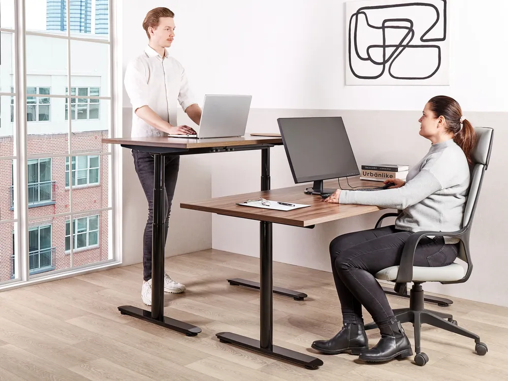 Verstelbaar bureau Elektrisch Donkere houtkleur DESTINAS avec Garantie 2 Ans