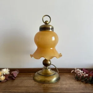 Bureau à compartiments intégrés Lampe de table en laiton et opaline ton ambre