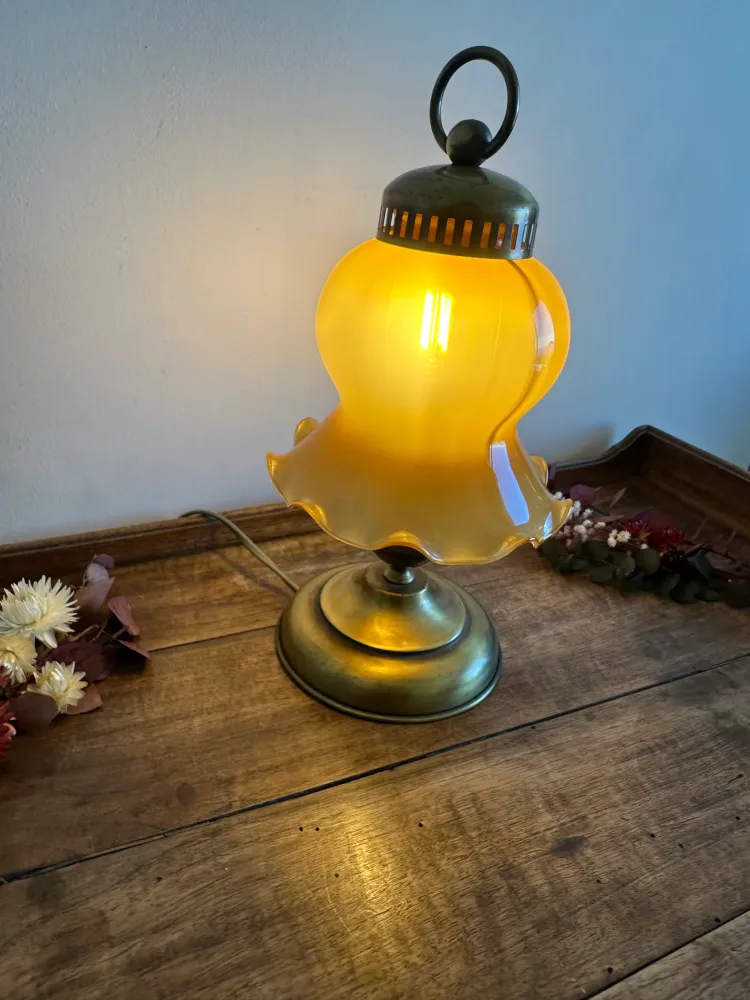 Bureau à compartiments intégrés Lampe de table en laiton et opaline ton ambre