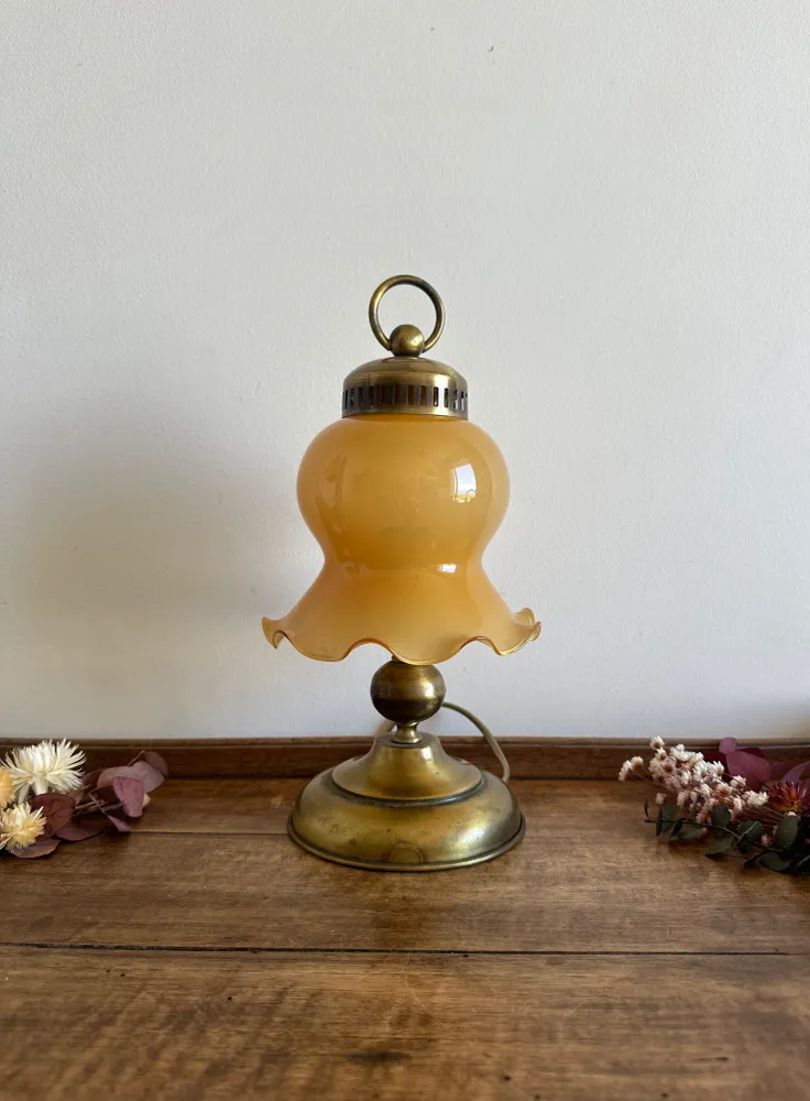 Bureau à compartiments intégrés Lampe de table en laiton et opaline ton ambre
