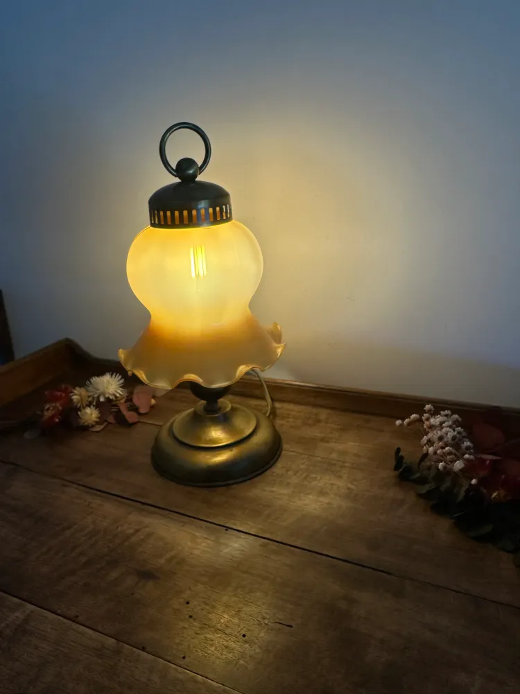 Bureau à compartiments intégrés Lampe de table en laiton et opaline ton ambre