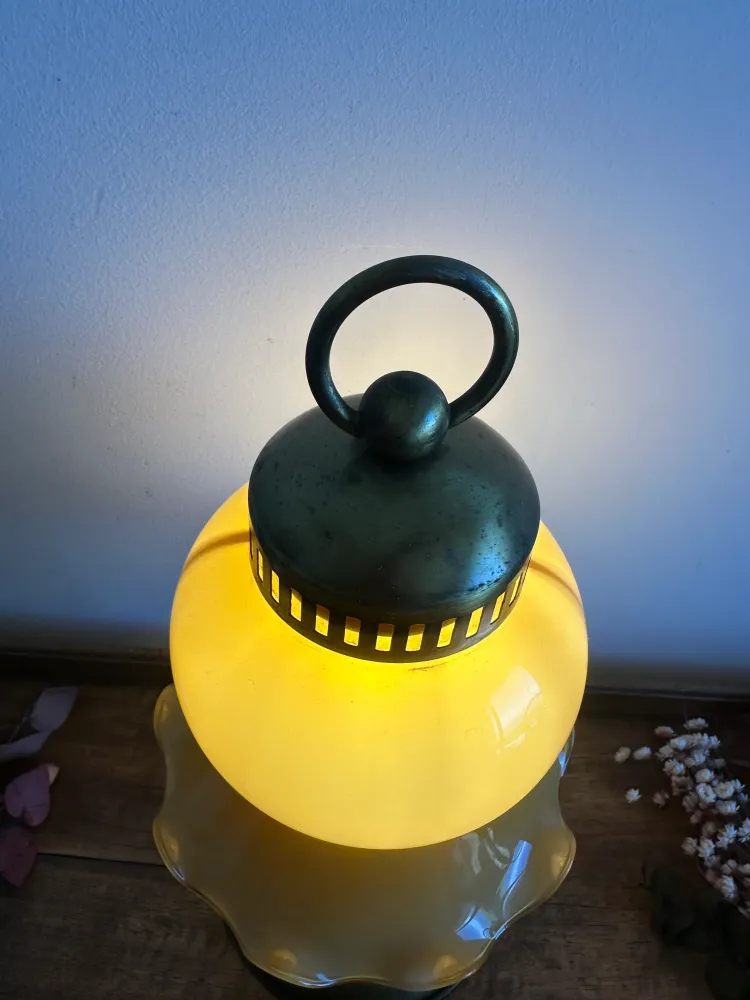 Bureau à compartiments intégrés Lampe de table en laiton et opaline ton ambre