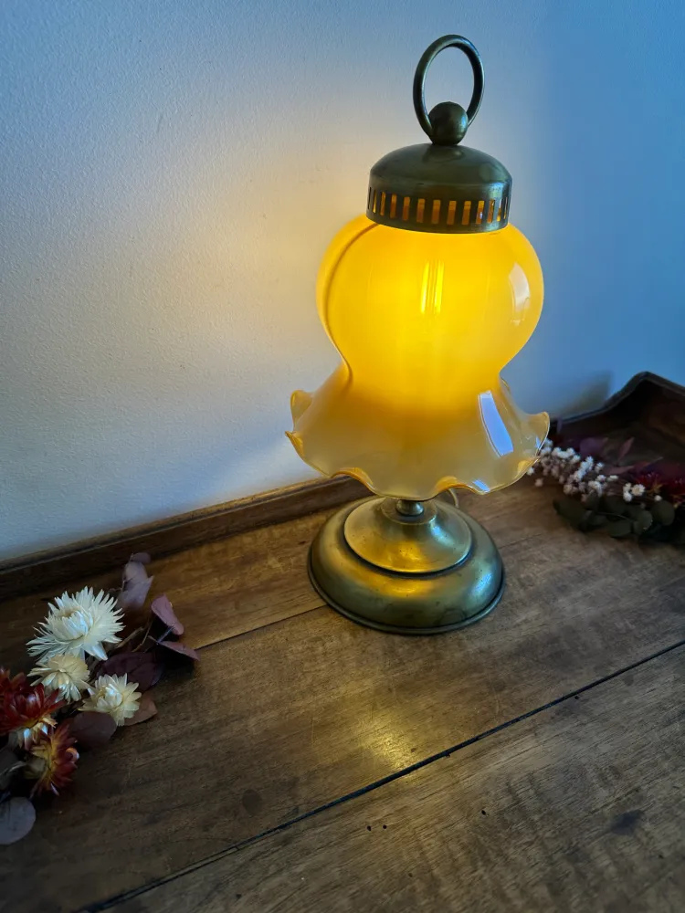 Bureau à compartiments intégrés Lampe de table en laiton et opaline ton ambre