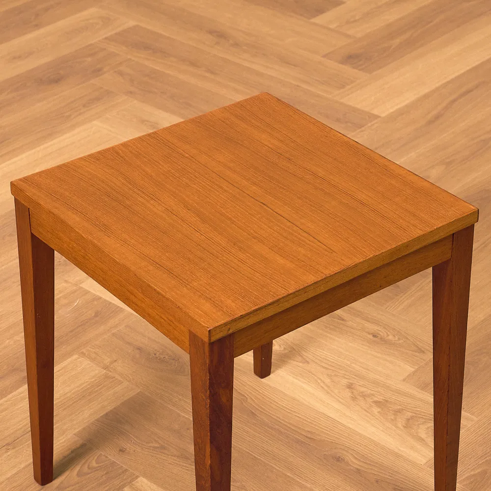 Table d'appoint danoise en teck pour espace limité