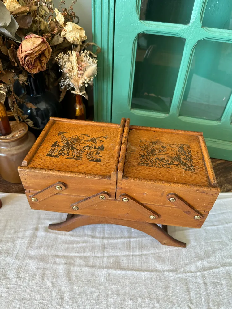 Bureau assis-debout Travailleuse de table en bois avec gravures décoratives