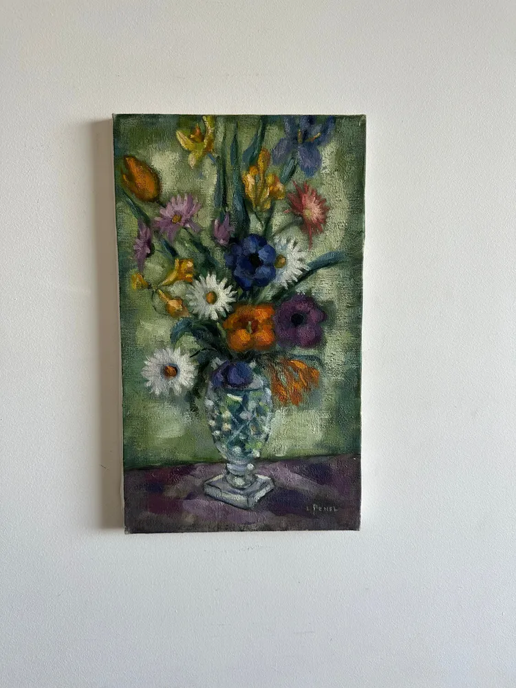 Table avec passe-câbles Bouquet de fleurs sur toile fond vert et table violette