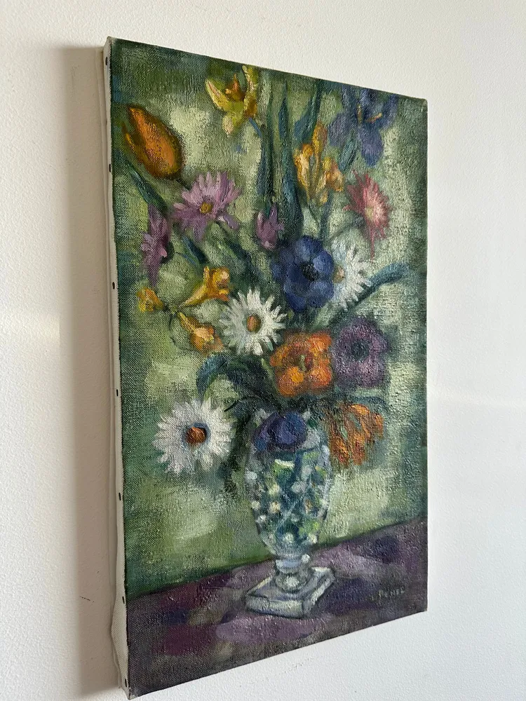 Table avec passe-câbles Bouquet de fleurs sur toile fond vert et table violette