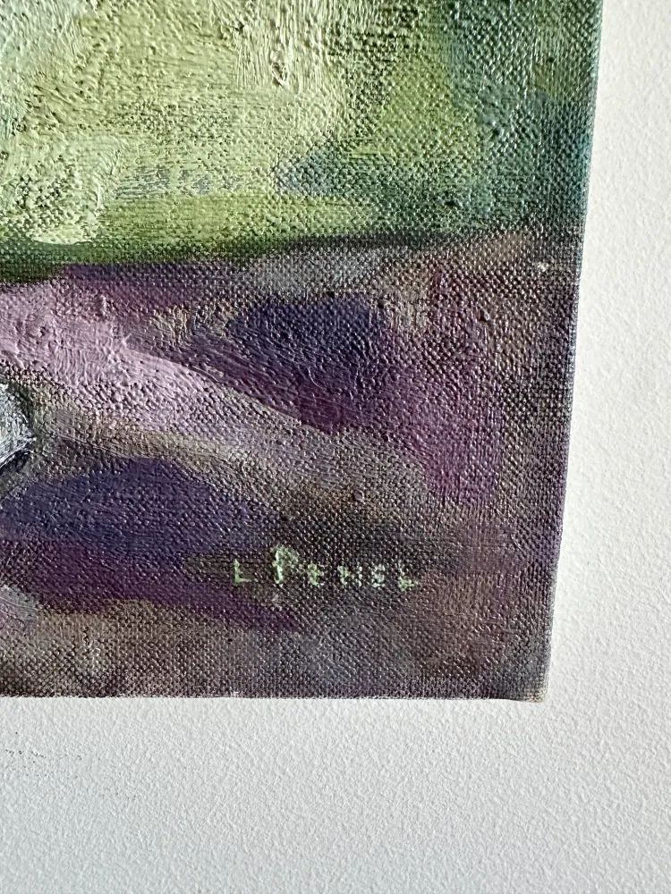 Table avec passe-câbles Bouquet de fleurs sur toile fond vert et table violette