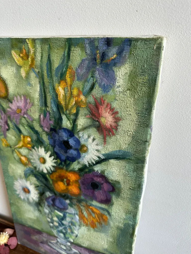 Table avec passe-câbles Bouquet de fleurs sur toile fond vert et table violette