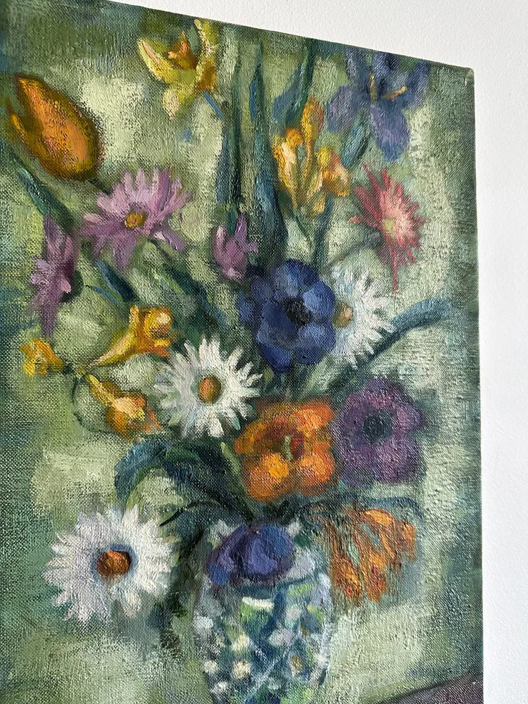 Table avec passe-câbles Bouquet de fleurs sur toile fond vert et table violette