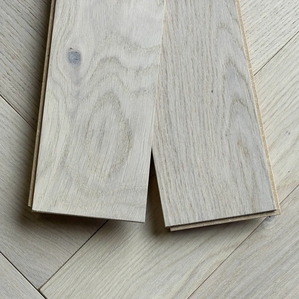 Lot de 5,05 m² de parquet contrecollé Bâton Rompu chêne couleur Snow - Rainure-languette - gamme BATON-S10H - 610 x 92 x 1...