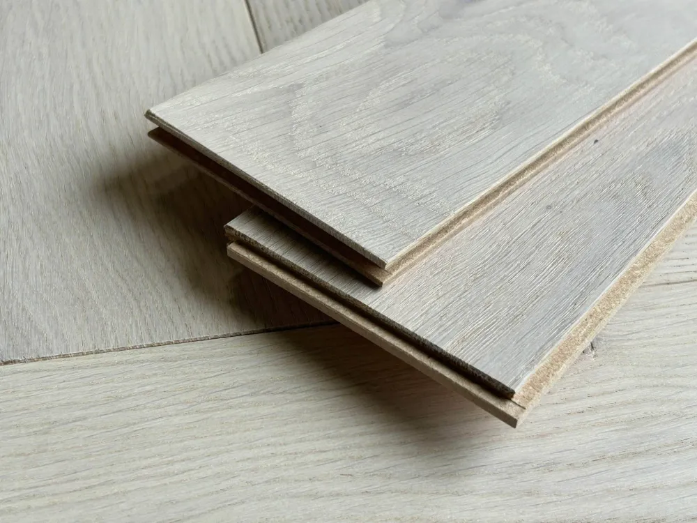 Lot de 5,05 m² de parquet contrecollé Bâton Rompu chêne couleur Snow - Rainure-languette - gamme BATON-S10H - 610 x 92 x 1...
