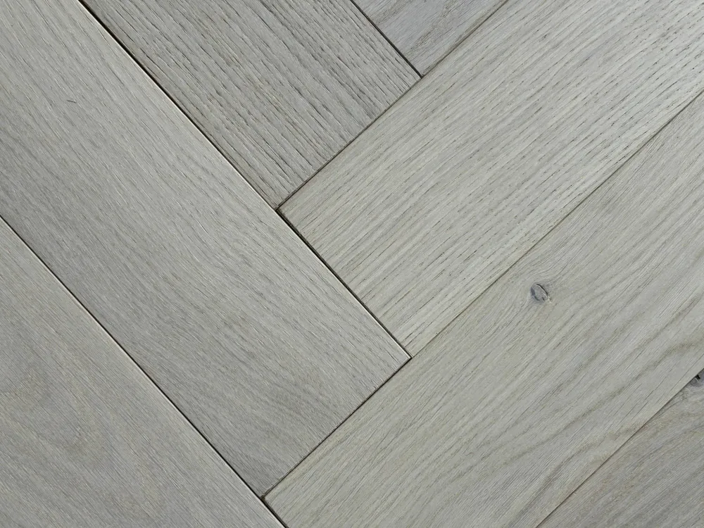 Lot de 5,05 m² de parquet contrecollé Bâton Rompu chêne couleur Snow - Rainure-languette - gamme BATON-S10H - 610 x 92 x 1...